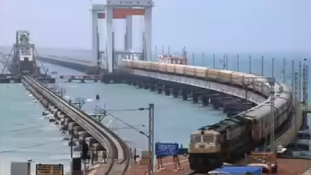 ராமேஸ்வரம் : ரயிலில் டிக்கெட் எடுக்காமல் பயணம் செய்த நபர்கள் தப்பியோட்டம்!