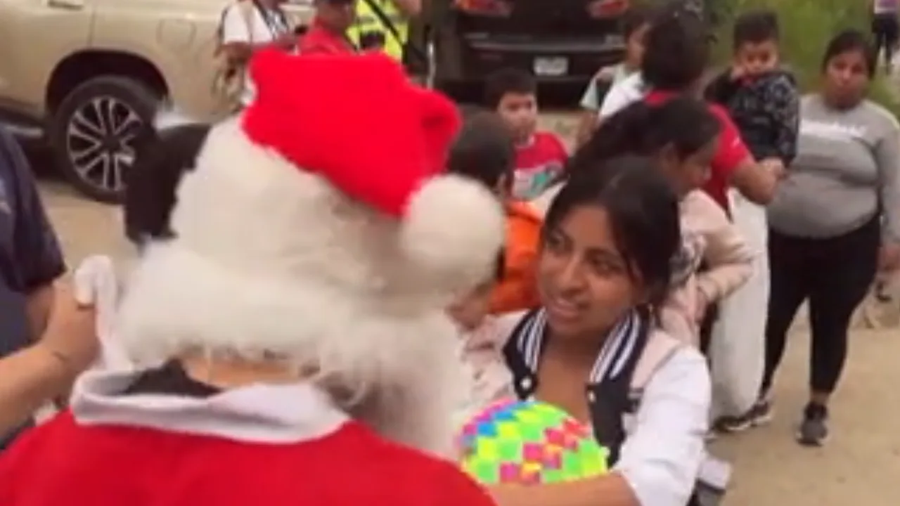 சூப்பர் ஹீரோ போல் கயிற்றில் சறுக்கிய கிறிஸ்துமஸ் தாத்தா!