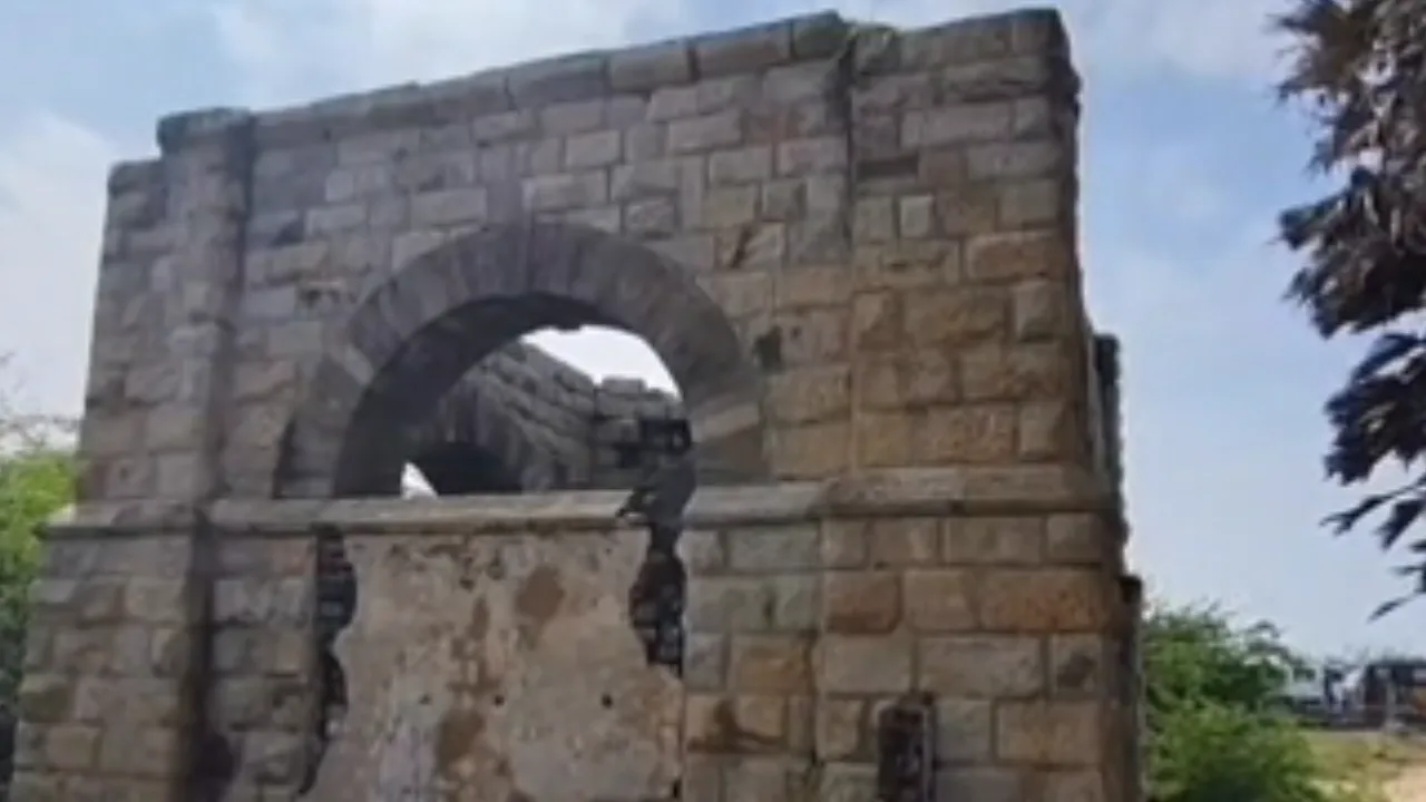 ஆழிப்பேரலையால் கடலுக்குள் புதைந்த தனுஷ்கோடி : அடையாளச் சின்னங்களை உடனடியாக சீரமைத்து பாதுகாக்க கோரிக்கை!