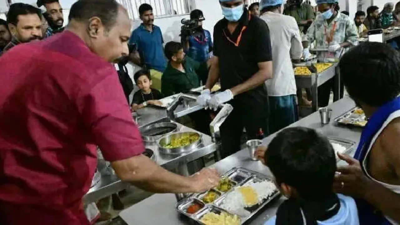 சபரிமலையில் பக்தர்களுக்கு கேரள பாரம்பரிய மதிய உணவு வழங்கும் திட்டம் தொடக்கம்!