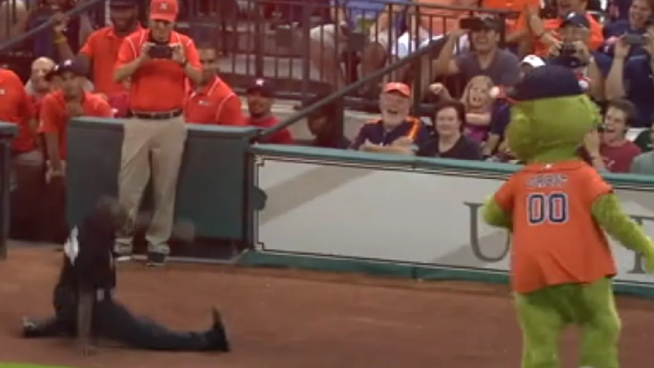 அமெரிக்கா : பாதுகாவலரை வம்பிழுத்த மாஸ்கட் உருவ பொம்மை!