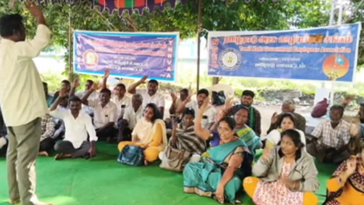 மொடக்குறிச்சி : வருவாய்த்துறை, மாவட்ட நிர்வாகத்தை கண்டித்து கிராம உதவியாளர்கள் போராட்டம்!