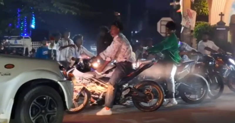 கிறிஸ்துமஸ் கொண்டாட்டத்தின்போது இருசக்கர வாகனங்களில் வீலிங் செய்து அட்டகாசம் – இளைஞர்களை விரட்டியடித்த பொதுமக்கள்!