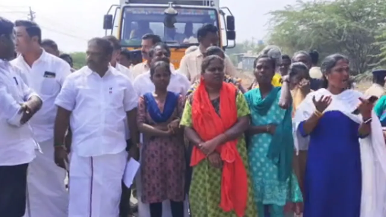 திருப்பூர் : குப்பை லாரிகளை சிறைபிடித்து அதிமுக எம்எல்ஏ தலைமையில் பொதுமக்கள் ஆர்ப்பாட்டம்!