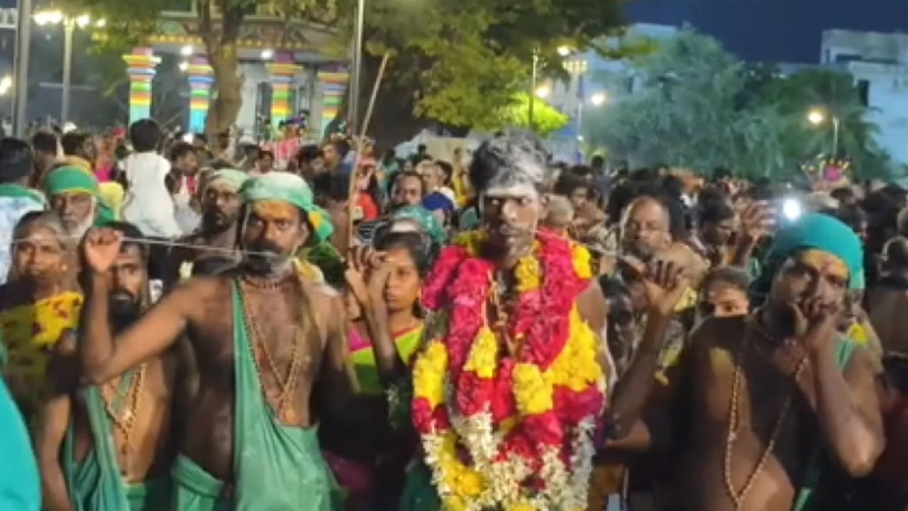 திருச்செந்தூர் சுப்பிரமணிய சுவாமி கோயில் : 108 அடி நீள வேலை குத்தி பக்தர் நேர்த்திக்கடன்!