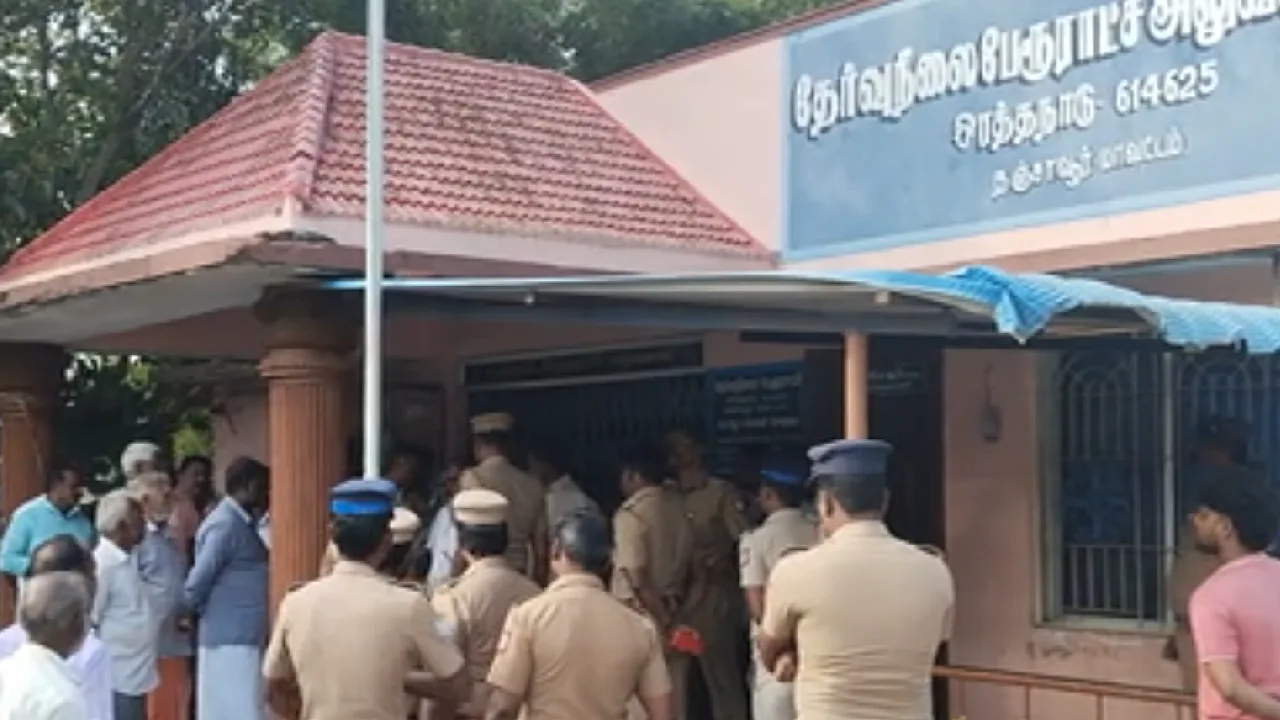 ஒரத்தநாடு பேரூராட்சி அலுவலகத்தை பூட்டி, பேரூராட்சி மன்ற தலைவர் போராட்டம்!