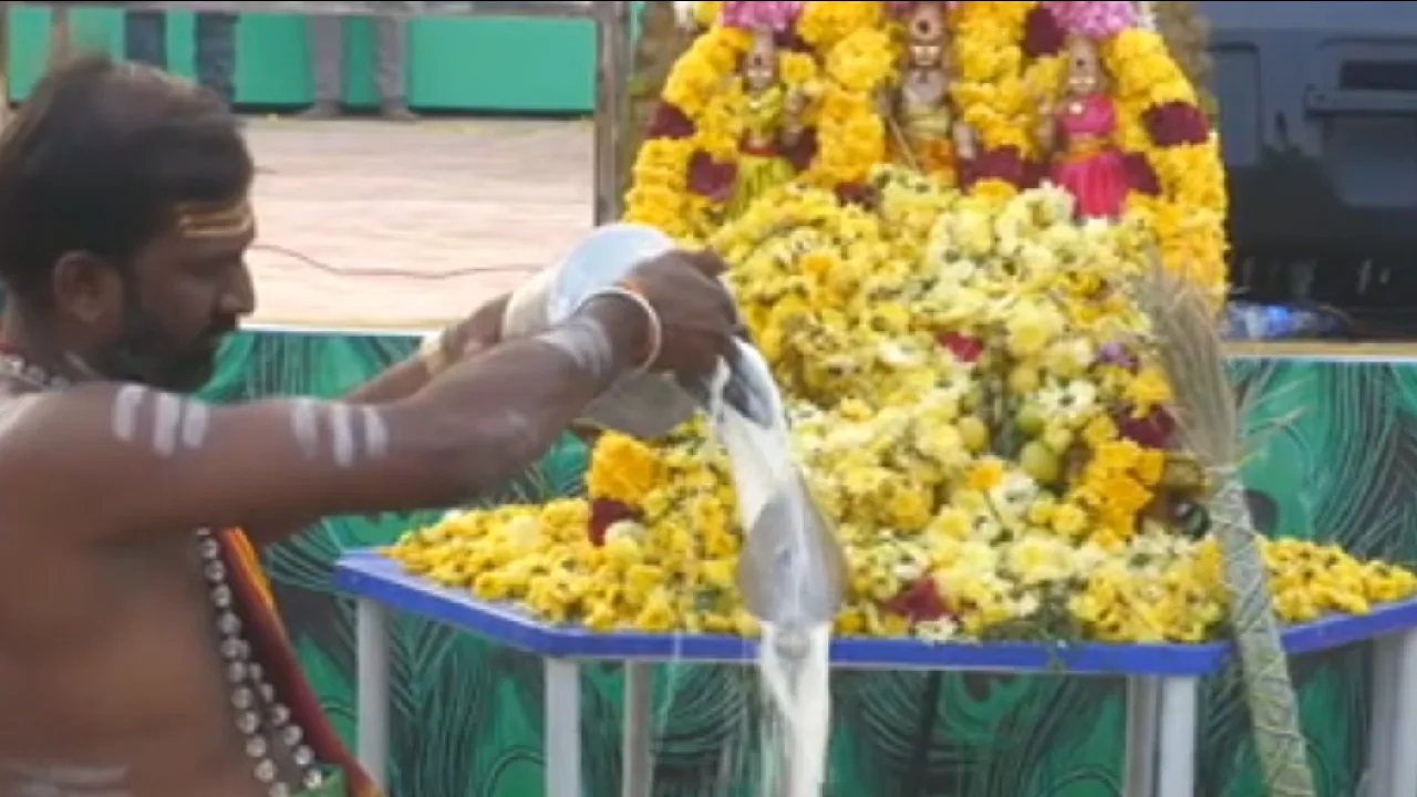 திருப்பூர் : இந்து அன்னையர் முன்னணியின் சார்பில் வேல் வழிபாடு!