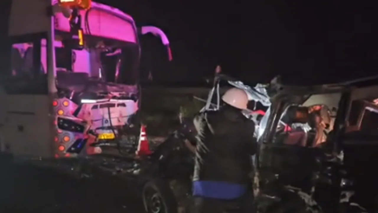 ஆந்திராவில் பேருந்து மீது கார் மோதி விபத்து – 4 பேர் உயிரிழப்பு!