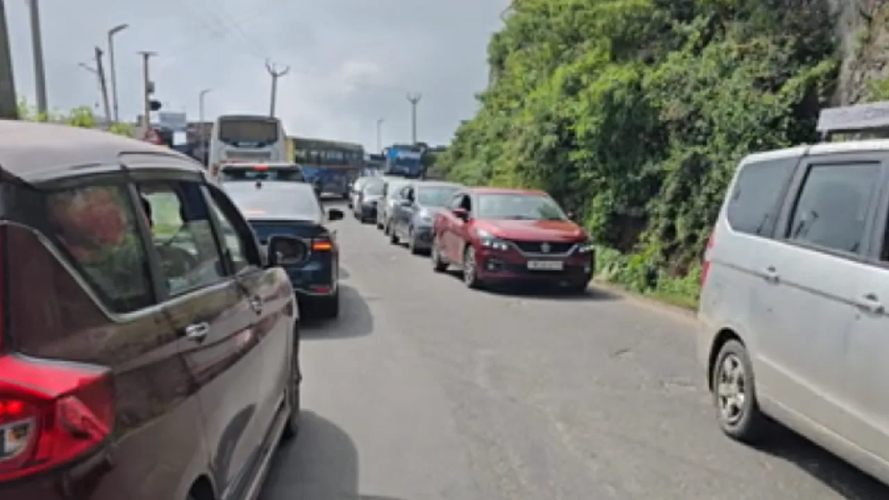 பள்ளி விடுமுறை : கொடைக்கானலுக்கு படையெடுக்கும் சுற்றுலாப் பயணிகள் – 5 கிலோ மீட்டருக்கு அணிவகுத்து நின்ற வாகனங்கள்!