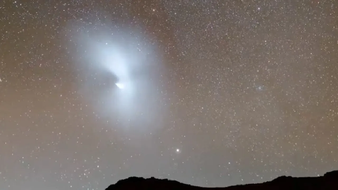 அமெரிக்கா வானில் தோன்றிய மர்மமான வெளிச்சம் – ஏலியன்கள் வருகையா?