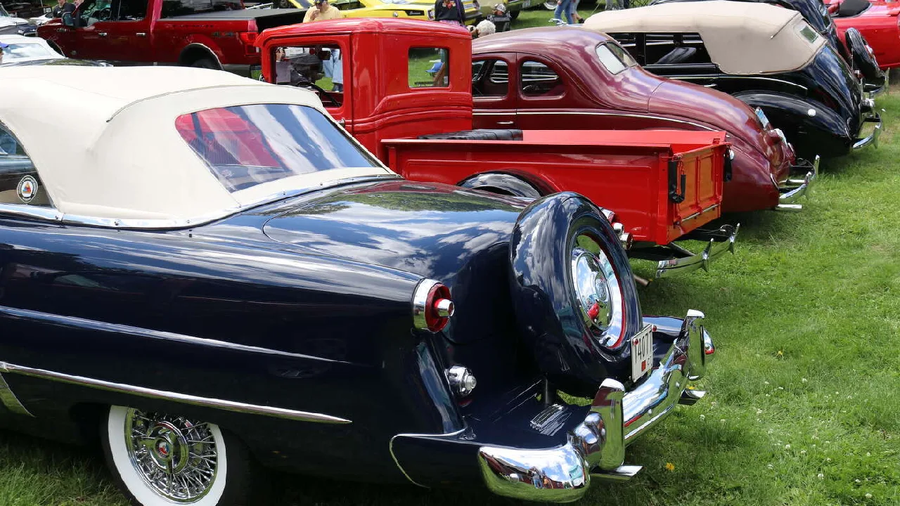 இங்கிலாந்து : சாலையில் அணிவகுத்து சென்ற பழமையான கார்கள்!