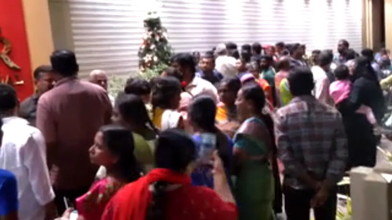 நகை கடையில் குவிந்த ஆயிரக்கணக்கான மக்கள்!