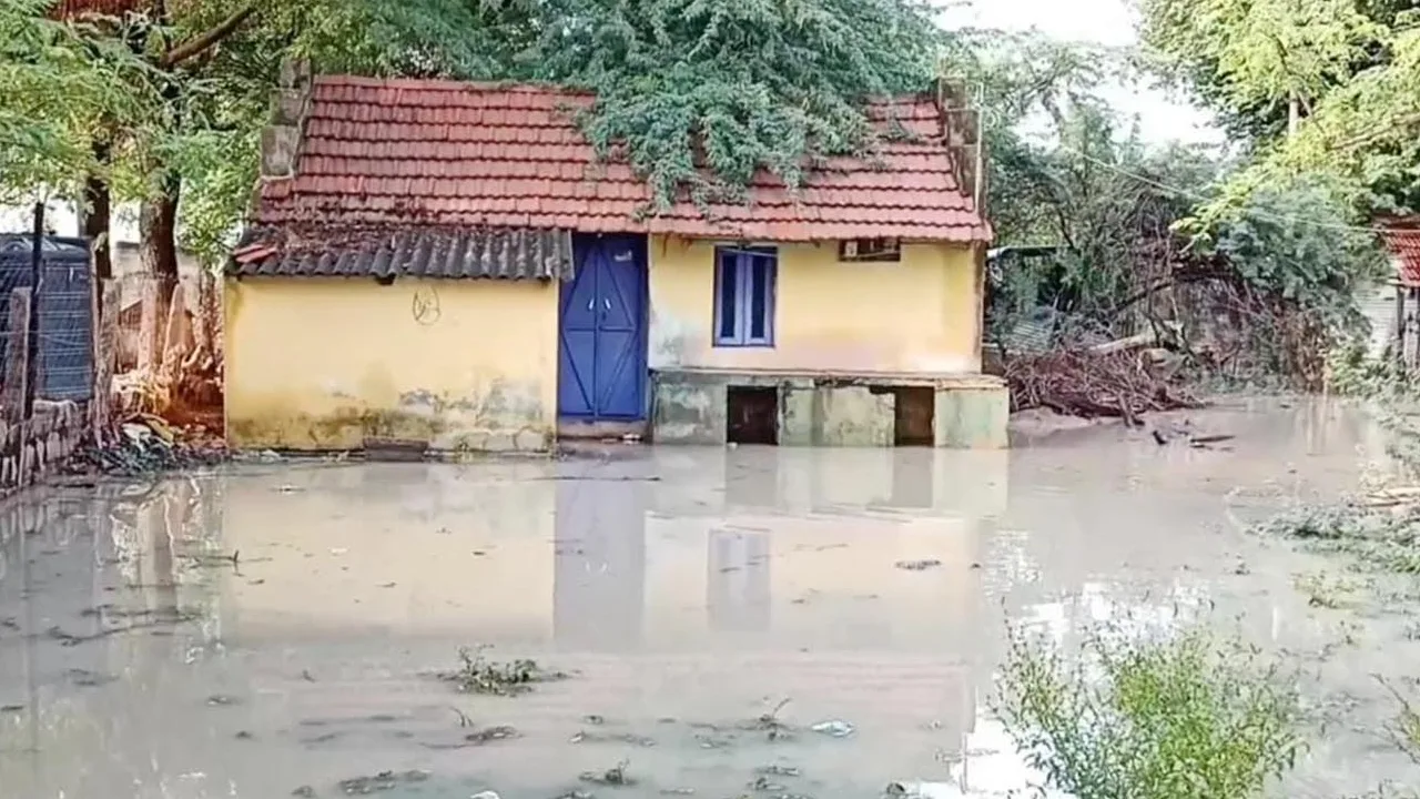 சிவகங்கை : கண்மாய் கடந்து வீடுகளை சூழ்ந்த தண்ணீர் – கிராம மக்கள் அவதி!