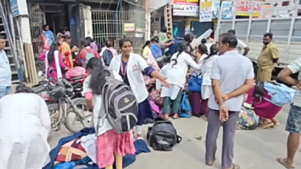 ஆக்கிரமிப்பு அகற்றம் : சாலையோரம் வீசப்பட்ட மாணவிகளின் உடமைகள்!