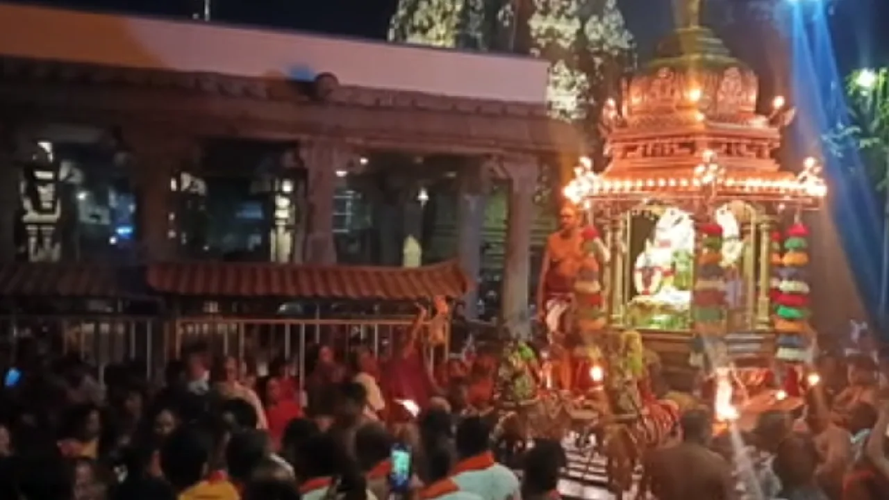 காஞ்சிபுரம் காமாட்சி அம்மன் கோயிலில் தங்க தேர் பவனி – திரளான பக்தர்கள் சுவாமி தரிசனம்!