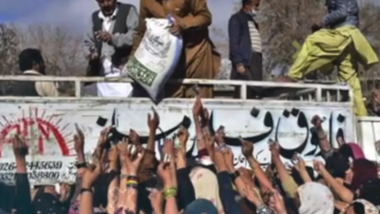 புதிய சிக்கலில் பாகிஸ்தான் : பொருளாதார சீரழிவால் அதிகரிக்கும் புலம்பெயர்வு!