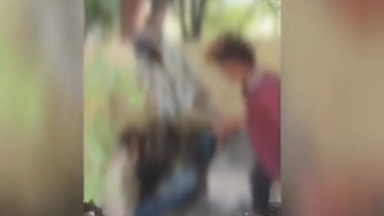 திருத்தணி ரயில் நிலையத்தில்  வட மாநில இளைஞரை அரிவாளால் வெட்டிய சிறுவர்கள்!