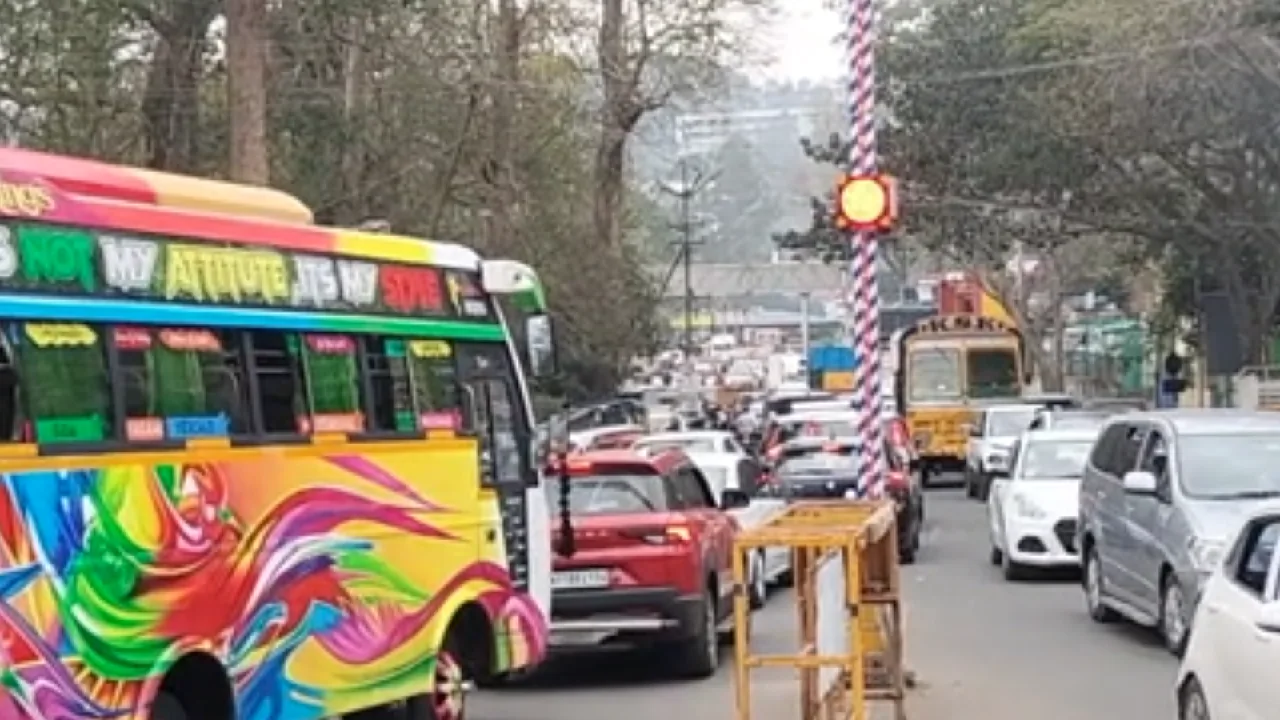 ஏற்காட்டில் போக்குவரத்து நெரிசலில் சிக்கித் தவித்த சுற்றுலா பயணிகள்!