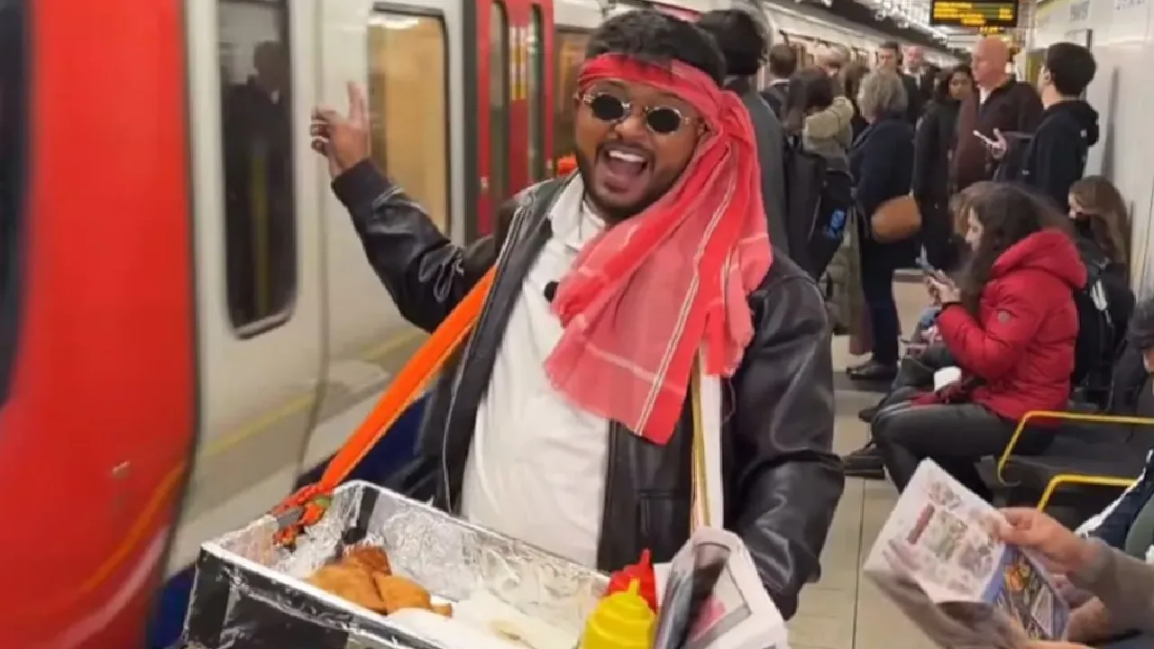 இங்கிலாந்து : ஓடும் ரயிலில் சமோசா விற்பனை செய்த இந்தியர்!