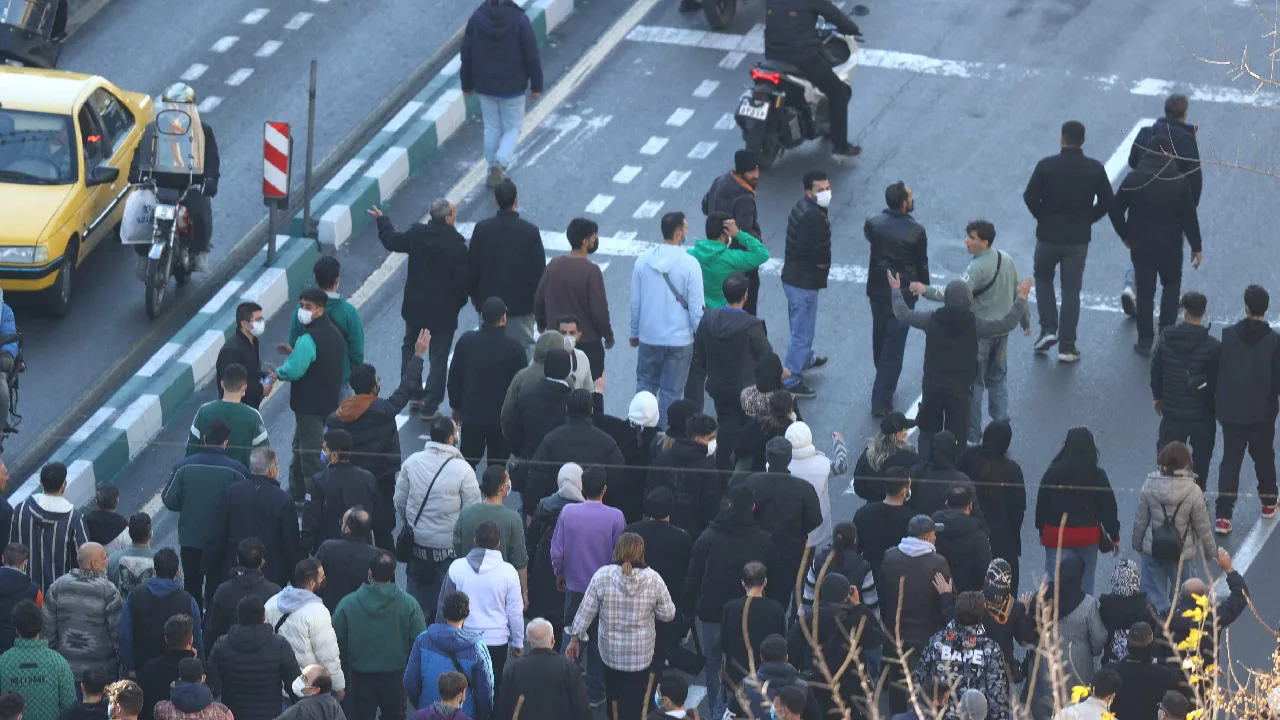 கடும் பொருளாதார சீரழிவால் வீதிகளில் இறங்கிய வணிகர்கள் – ஈரானில் வெடித்த போராட்டம்!