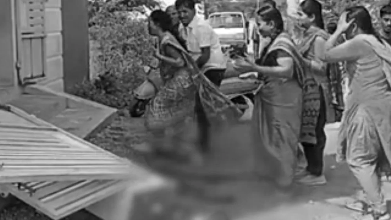 சிவகாசி அருகே வீட்டின் கேட் சரிந்து விழுந்ததில் 2 சிறுமிகள் உயிரிழப்பு!