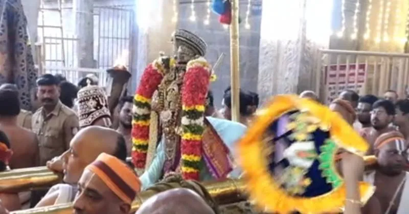 ஸ்ரீரங்கம் ரங்கநாதர் கோயில் வைகுண்ட ஏகாதசி விழா – சிறப்பு அலங்காரத்தில் காட்சியளித்த ரங்கநாதர்!