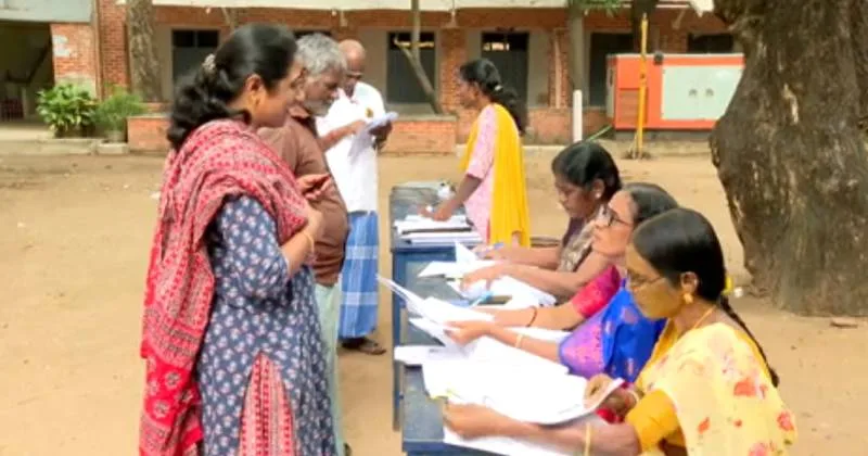 சென்னையில் 2-வது நாளாக நடைபெறும் வாக்காளர் பட்டியல் சிறப்பு முகாம்!