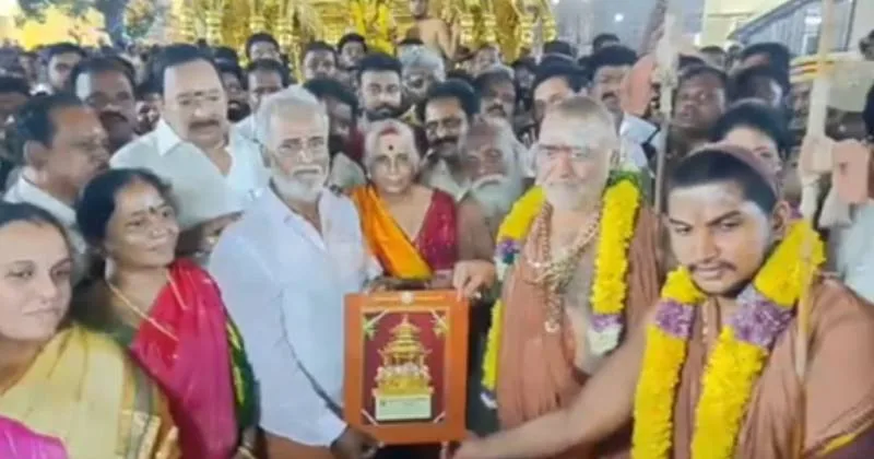 காஞ்சிமடம் மற்றும் பொதுமக்களின் பங்களிப்புடன் செய்யப்பட்ட தங்கத்தேர் – காஞ்சி ஏகாம்பரநாதர் கோயில் நிர்வாகத்திடம் ஒப்படைப்பு!