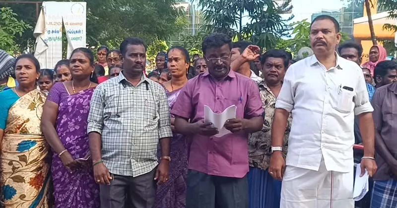 தூத்துக்குடியில் காத்திருப்பு போராட்டத்தில் ஈடுபட்ட தூய்மை பணியாளர்கள்!