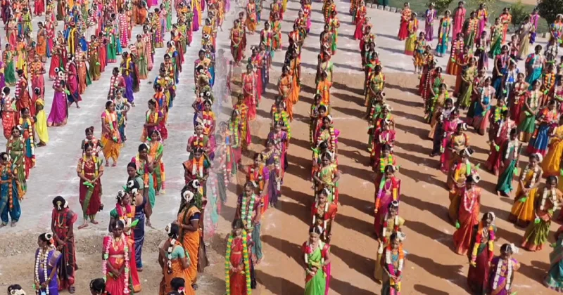 ஸ்ரீவில்லிபுத்தூரில் ஆயிரத்து 8 மாணவிகள் ஆண்டாள் வேடமிட்டு திருப்பாவை பாடி அசத்தல்