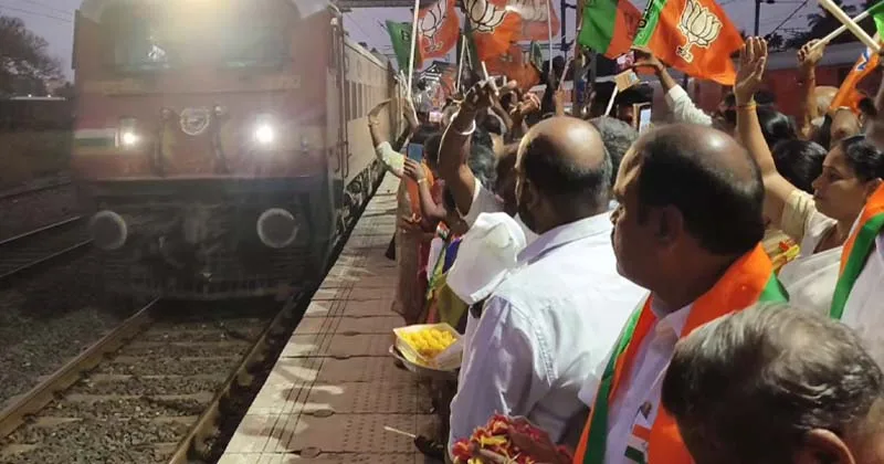 அம்பத்தூர் ரயில் நிலையத்தில் நின்று செல்லும் ஜோலார்பேட்டை விரைவு ரயிலை மலர்தூவி வரவேற்ற பாஜகவினர்