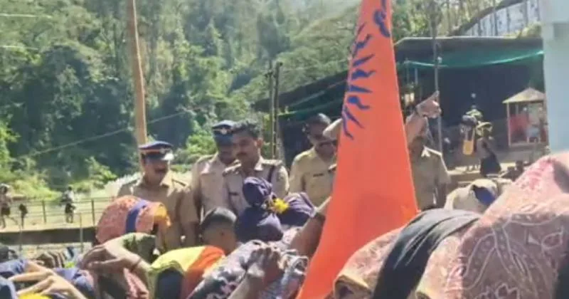 சபரிமலைக்கு பெரிய வழிப்பாதை வழியாக சென்றவர்கள் தடுத்து நிறுத்தம் –  ஐயப்ப பக்தர்கள் போராட்டம்!