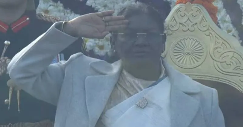 குடியரசு தின விழா டெல்லி கடமை பாதையில் தேசியக்கொடி ஏற்றினார் குடியரசு தலைவர் திரௌபதி முர்மு!