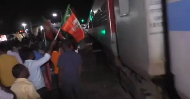 மணப்பாறை ரயில் நிலையத்தில் நிற்கும் அந்யோதயா விரைவு ரயில் – போட்டி போட்டு வரவேற்ற அரசியல் கட்சிகள்!