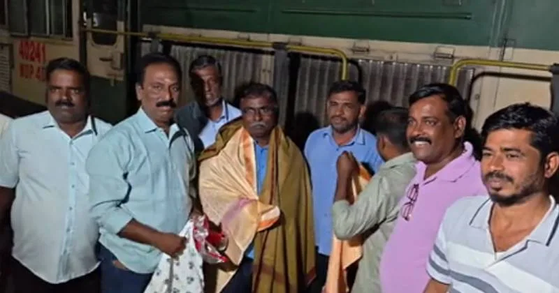 சிவகங்கை ரயில் நிலையத்தில் நின்று செல்லும் தாம்பரம் – செங்கோட்டை விரைவு ரயில் – பயணிகள் உற்சாக வரவேற்பு!