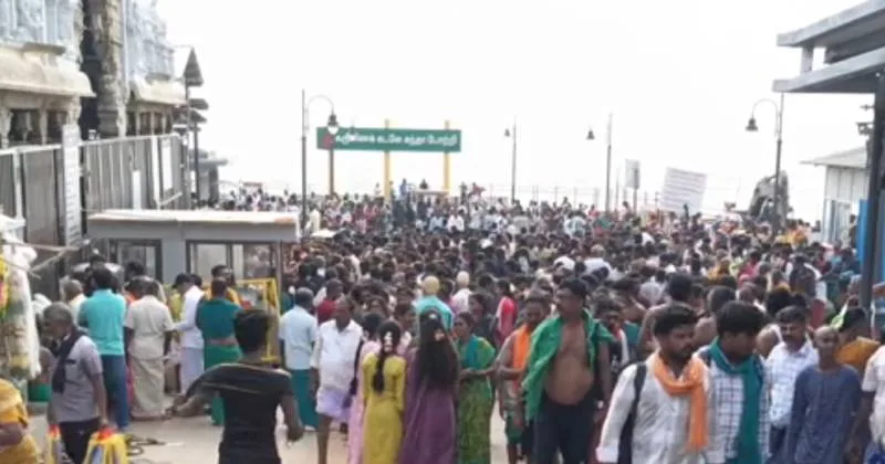 ஆங்கில புத்தாண்டு – திருச்செந்தூர் சுப்பிரமணிய சுவாமி கோயிலில் 6 மணிநேரம் காத்திருந்து தரிசனம் செய்த பக்தர்கள்!