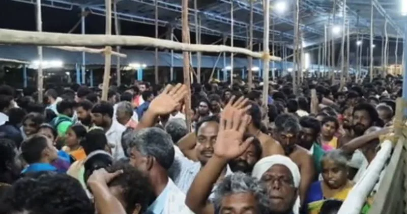 ஆங்கிலப் புத்தாண்டு – மதுரை மீனாட்சியம்மன், பிள்ளையார்பட்டி கோயில்களில் குவிந்த பக்தர்கள்!