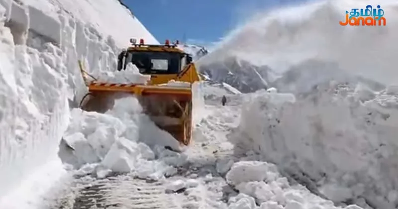 ஜம்மு-காஷ்மீரின் பூஞ்ச் பகுதியில் உள்ள சாலைகளில் மலைபோல் தேங்கிய பனியை அகற்றும் பனி தீவிரம்!