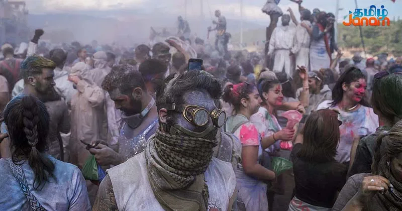 கிரீஸ் நாட்டில் கோலாகலமாக நடத்தப்பட்ட மாவு வீச்சு திருவிழா!