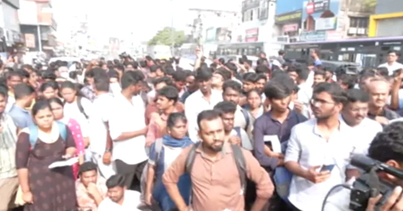 நிர்வாக குளறுபடி காரணமாக தமிழகம் முழுவதும் குரூப் 2 மற்றும் 2A தேர்வுகள் ஒத்திவைப்பு – தேர்வர்கள் சாலை மறியல்!