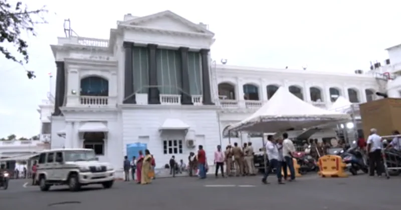 2 ஐபிஎஸ் அதிகாரிகள் உள்ளிட்ட  3 காவல் அதிகாரிகள் பணியிட மாற்றம்!