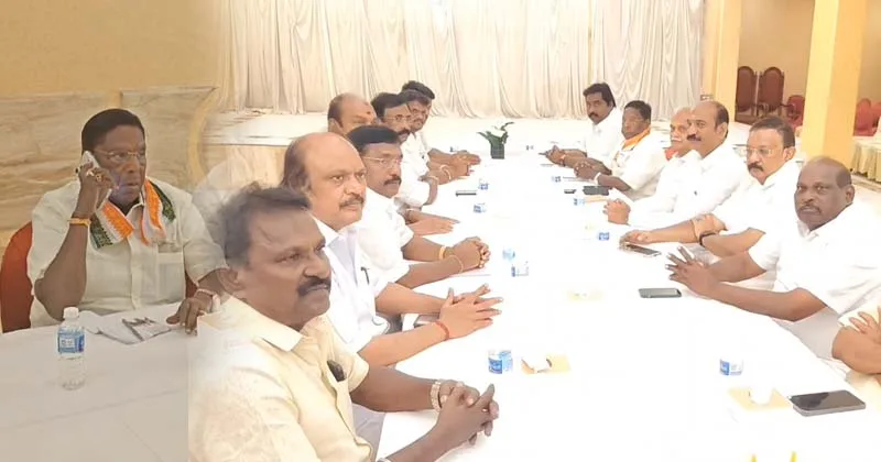 புதுச்சேரியில்  தொகுதி பங்கீடு பேச்சுவார்த்தையில் காங்கிரஸ் கட்சியனரை 1 மணி நேரமாக காக்க வைத்த திமுகவினர்!