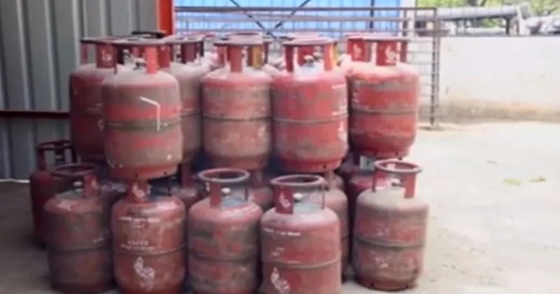 ஒரே நாளில் 53 லட்சத்திற்கும் அதிகமான கேஸ் சிலிண்டர்கள் டெலிவரி – மத்திய அரசு விளக்கம்!