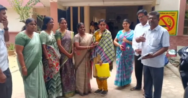 10-ஆம் வகுப்பு பொதுத் தேர்வில் 496 மதிப்பெண் பெற்ற பழனி அரசுப் பள்ளி மாணவி!