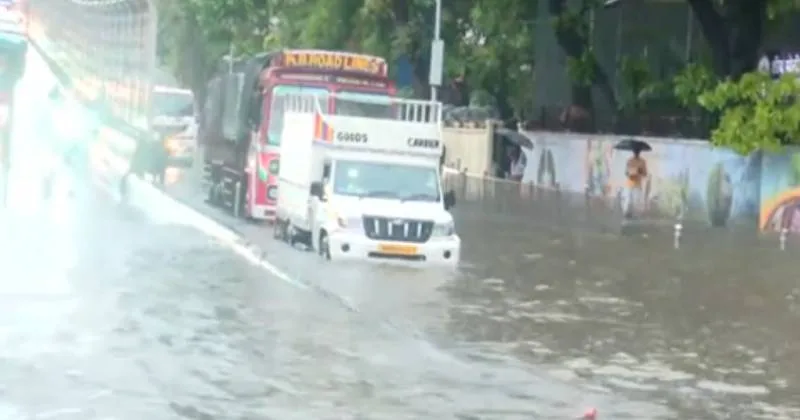 மும்பையில் கனமழை – பொதுமக்களின் இயல்பு வாழ்க்கை பாதிப்பு!