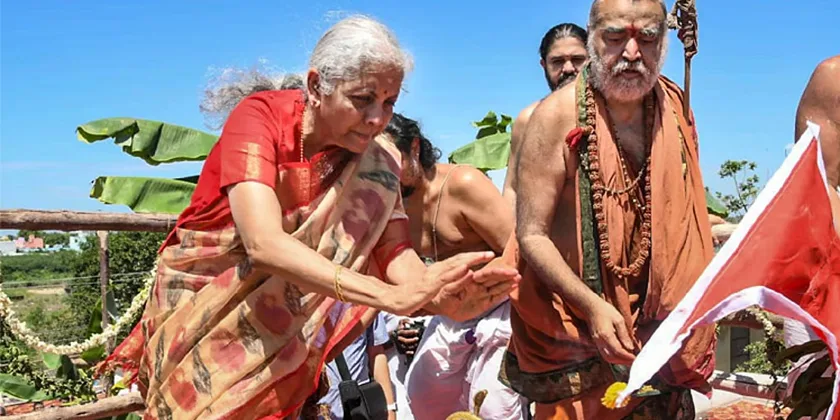 காஞ்சிபுரத்தில் நிதியமைச்சர் நிர்மலா சீதாராமன் சாமி தரிசனம்
